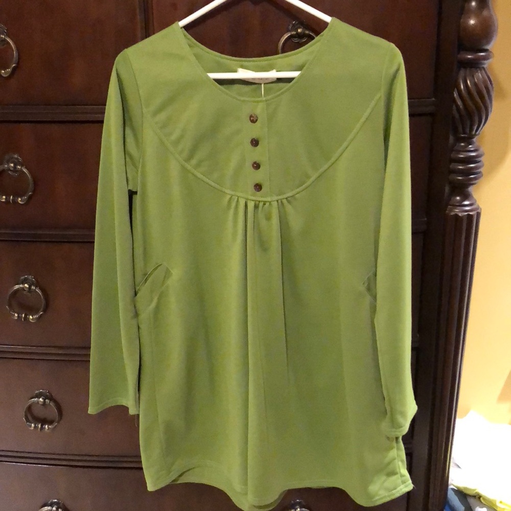 Tunic. Fits flowy through body.  Smoke free home